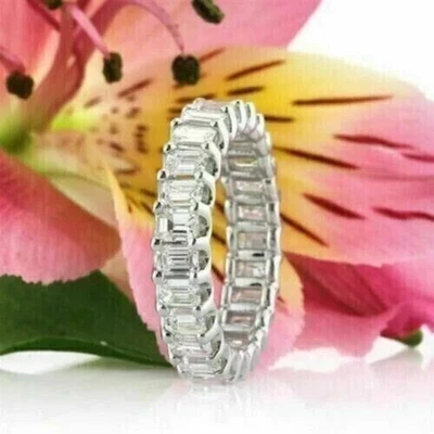 Anillo de boda de eternidad de diamantes creado en laboratorio de esmeralda de 3 quilates enchapado en oro blanco de 14 k Foto 1 de 4