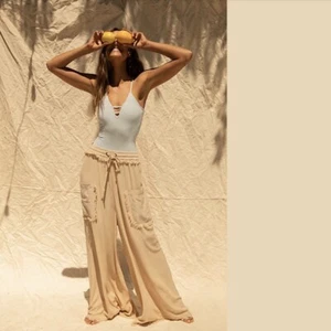 Nuevos Pantalones Free People Movement Sure Thing Pierna Ancha XSmall XS Beige Arena Nuevos con Etiquetas - Imagen 1 de 3