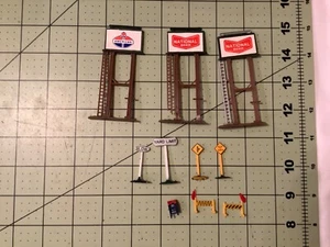 Vintage HO Scale Billboard Trackside Lot Du Pont National Beer & American Oil - Picture 1 of 3