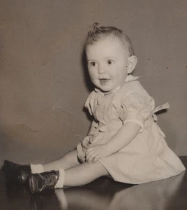 Bebé Niña Retrato Estudio Sonrisa Expresión Curiosa Años 50 - Imagen 1 de 3
