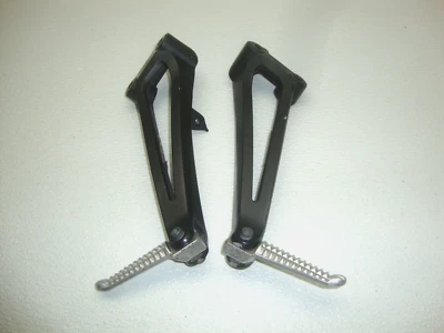 09-14 YAMAHA YZF R1 OEM R-L CLAVIJAS DE PASAJERO TRASERO 2009-2014 2013 Foto 1 de 4