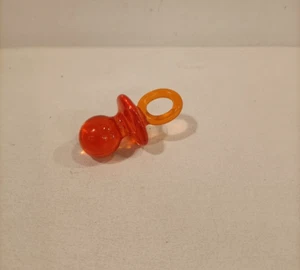 CIONDOLO COLLANA VINTAGE - CIUCCIO in PLASTICA ARANCIONE, TRASPARENTE, ANNI '90 - Foto 1 di 2