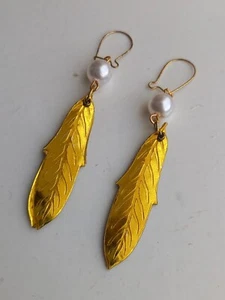 New Pearl And Metallic Feather Detailed Earrings In Gold - Picture 1 of 3