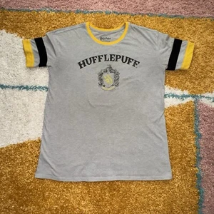 Harry Potter Hufflepuff Crest Gray Yellow Black Short Sleeve T-shirt Size S - Picture 1 of 11