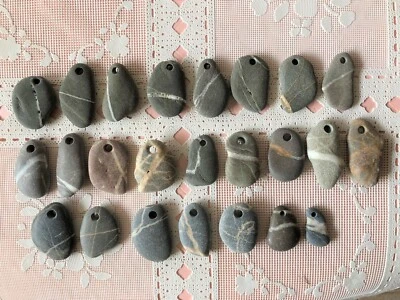 24 colgantes de piedra de deseos de playa perforada en el Mar Negro Foto 1 de 2