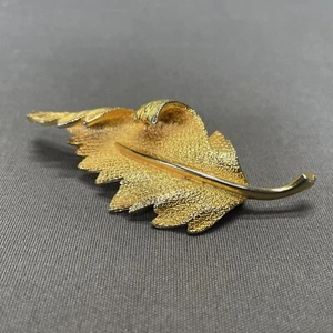 Vintage Coro Brooch Pin Gold Tone Curled Leaf Signed Textured Leafage Foliage - Picture 1 of 7