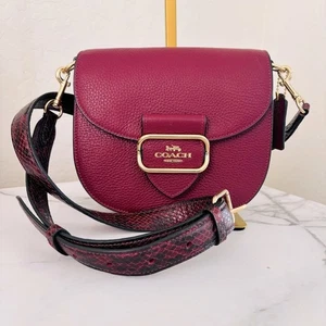 Neu mit Etikett Coach Morgan Satteltasche Farbe Black Cherry CE566 Riemen mit Schlangenbesatz - Bild 1 von 9