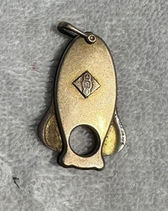 Antiguo cortador de cigarros cohete color oro 1916 - Imagen 1 de 2