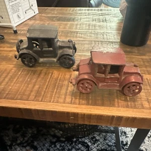DOS COCHES DE JUGUETE ANTIGUOS VINTAGE DE HIERRO FUNDIDO MODELO T FORD AÑOS 20 - Imagen 1 de 1