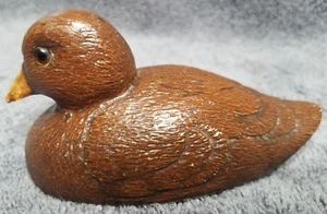 Estatuilla de pato de madera maciza tallada vintage ojo de vidrio - Imagen 1 de 9