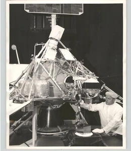 Engineering SURVEYOR 5 Moon Exploration Vehicle VINTAGE 1967 Press Photo - Picture 1 of 2