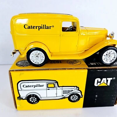 Banco de camión con panel Ford Caterpillar 1932 metal fundido a presión cerraduras Ertl 1992 amarillo Foto 1 de 4