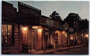 Postal - Escena nocturna en la calle principal en Rockerville, Dakota del Sur - Imagen 1 de 2