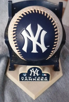NY YANKEES 1986 BÉISBOL EN SILLA DE ESTADIO CUBIERTA DE RECUERDOS CON CACHÉ #2 Foto 1 de 2