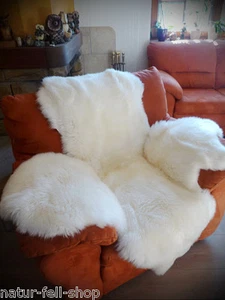 Echter Lammfell Sesselschoner mit Armlehnen komplett aus Naturfellen weiss - Bild 1 von 3