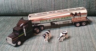 John Deere Ertl Dairy Semi con Vacas - 35275 - Hoy & Sons Dairy FS Foto 1 de 4