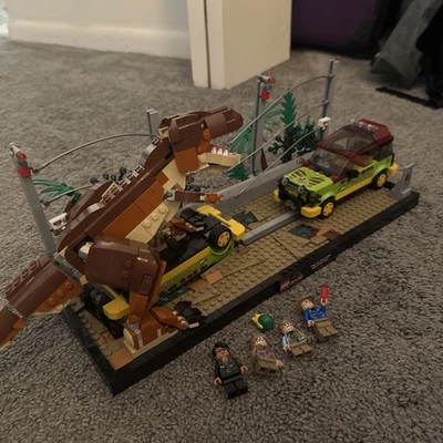 LEGO Jurassic World: T. rex Breakout (76956) Juego completo con minifiguras Foto 1 de 4