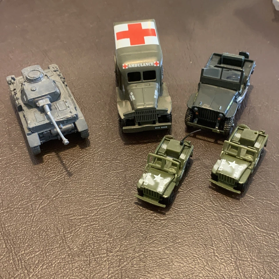 Lote De 3 Máquinas De Lucha Corgi WC54 Ambulancia, Willys JEEP, Tanque Panzer IV + Foto 1 de 4
