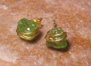 Pendientes de plata de ley 925 con placa de oro peridoto natural envoltura de alambre. - Imagen 1 de 4