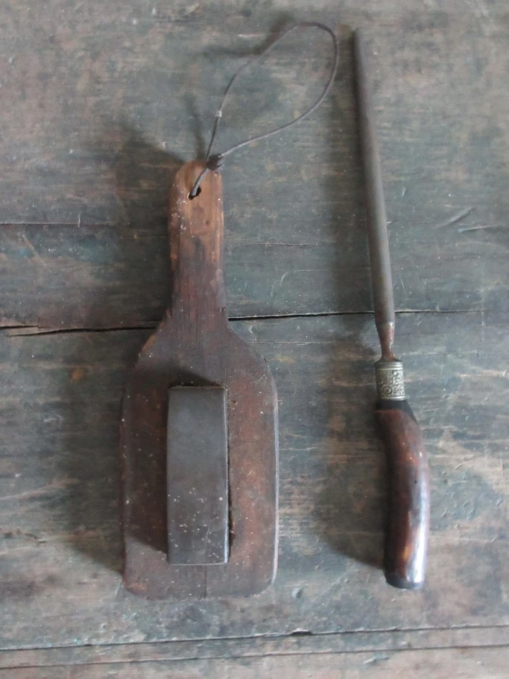 Antigua piedra de afilar cuchillos con base de madera y mango de asta herramienta afiladora de cuchillos Foto 1 de 4