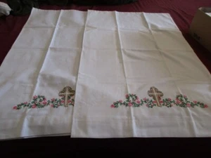 2 Vintage bestickte Standard Kissenbezüge - Kreuz & rosa Blumen - 31" x 21" - Bild 1 von 3