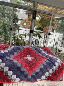 Vintage handmade around the world quilt with 2 matching pillows 86x62, & 17x17 - Picture 1 of 16