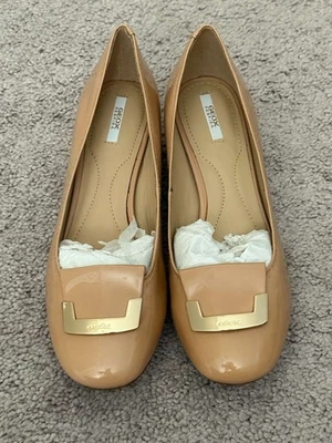 Zapatos de salón GEOX charol tacón bloque hebilla dorada para mujer desnudos nuevos 38,5 Foto 1 de 4
