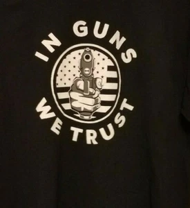 Camiseta negra In Guns We Trust para hombre talla grande (funciona pequeña) - Imagen 1 de 3