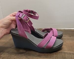 Crocs Leigh Wedge pink Sandal Women's Size 8 Wild Orchid/Charcoal 