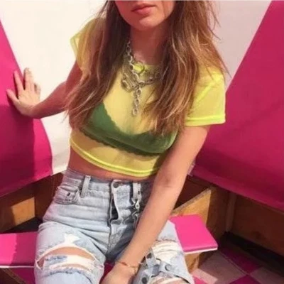 Top corto Emma & Sam amarillo neón manga corta malla transparente pequeño para mujer precio de venta sugerido por el fabricante 88 USD Foto 1 de 4