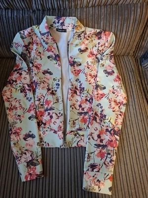 Chaqueta estilo bombardero ligera con estampado floral Boo Hoo, top manga larga con cremallera Foto 1 de 4