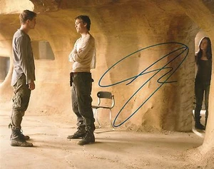 JAKE ABEL "THE HOST" IAN SIGNED 8X10 BILD 2 *COA - Bild 1 von 1