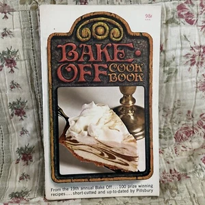 Pillsbury 19th Annual Bake Off Cook Book, Vintage 1968 BOOKLET~V GOOD CONDITION - Picture 1 of 3