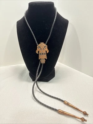 Corbata Kachina Bolo antigua vintage de cobre del suroeste con cordón de cuero negro. Foto 1 de 4