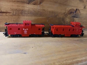 HO SCALE LOT OF 2 AHM BALTIMORE & OHIO (B&O) Cabooses Cabeese - Bild 1 von 5