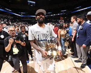 Foto de la NBA Kyrie Irving 2024 West Champions Trophy Dallas Mavericks 8x10 - Imagen 1 de 1
