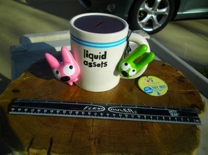 Hallmark Hoops und Yoyo Münzbetriebene sprechende Bank Liquid Assets Becher/Tasse - funktioniert - Bild 1 von 5