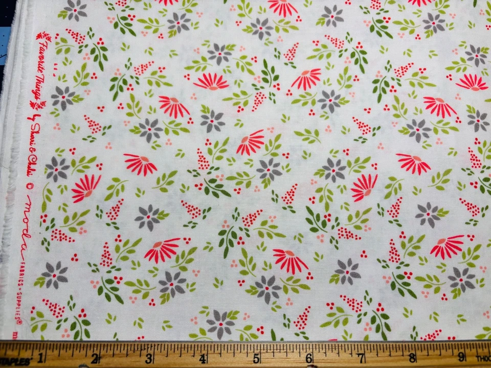 Cotton Fabric Sherri & Chelsi Moda Favorite Things Daisy Floral FQ - Image 1 of 1