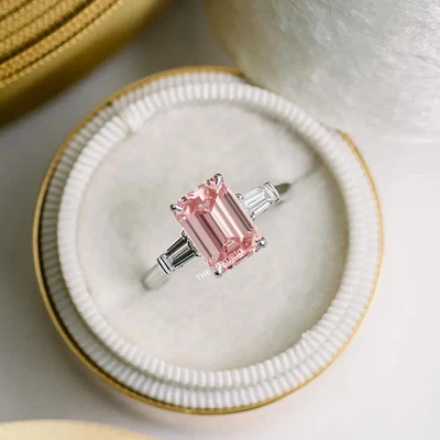 Anillo de diamantes elegante rosa intenso IGI esmeralda 2,6 quilates cultivado en laboratorio platino 950 Foto 1 de 4