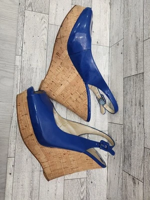 Nine West Mujer Peep Toe Cuñas Imitación Charol Azul Foto 1 de 4