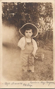RPPC Antigua Postal Foto Imagen Retrato Bebé Mono Oso Sombrero Carro Exterior - Imagen 1 de 2