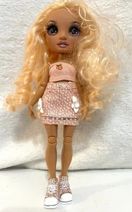 MGA RAINBOW HIGH Shadow High Serie 3: Georgia Bloom Peach Puppe - Bild 1 von 4