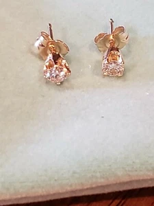 14K Yellow Gold .17 carat Round Diamond Solitare Earings - Picture 1 of 4