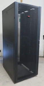 APC AR3150 Netshelter SX 42U breit 750 mm x 1070 mm Server Rack Schrank Gehäuse - Bild 1 von 14
