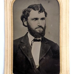 Tintype hübscher Mann mit dickem welligem Haar und Vollbartpapierrahmen - Bild 1 von 5