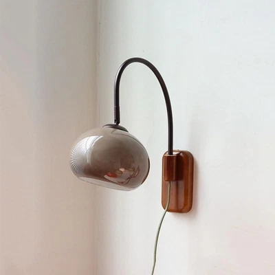 Aplique de pared decoración moderna mediados de siglo con vidrio de leche blanco vintage Indus... Foto 1 de 4