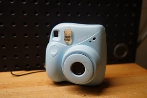 (O) Fujifilm Instax Mini 7 Plus Instant Polaroid Camera No Battery Cover - Picture 1 of 5