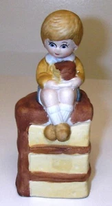 "Hersey Chocolate BELL Bisque Porcelana Niño en Pastel Compartiendo las Cosas Buenas 51⁄4"""  - Imagen 1 de 6