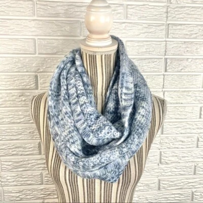 Bufanda de eternidad tejida azul y blanca BCBGeneration Foto 1 de 4