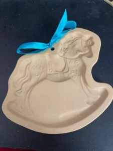 Vintage braune Tasche Plätzchen Kunst Form ~ 1986 Schaukelpferd ~ orig. Band - Bild 1 von 2